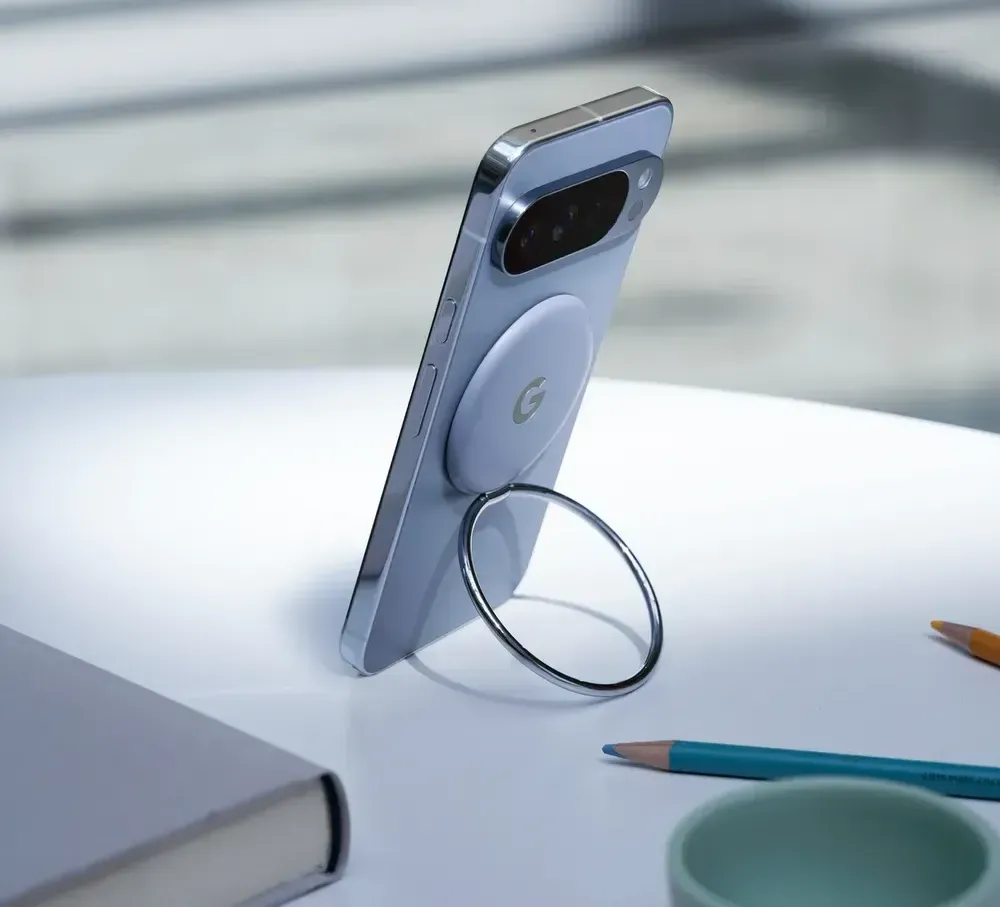 Pixelsnap: la ricarica wireless di Pixel 10 Pro con anello di sostegno  