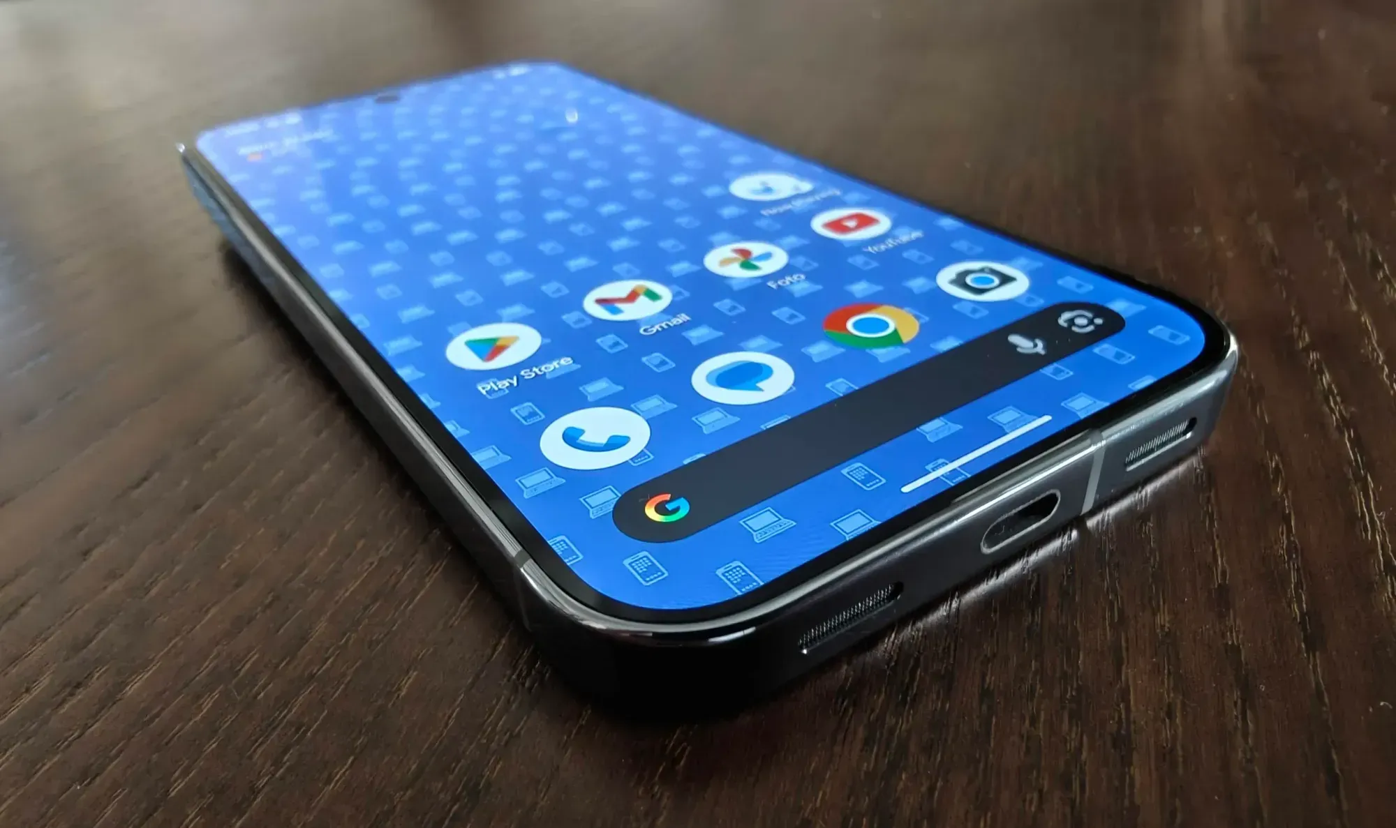 Google Pixel 10 Pro: bordo inferiore con connettore usb-c, microfono e speaker 