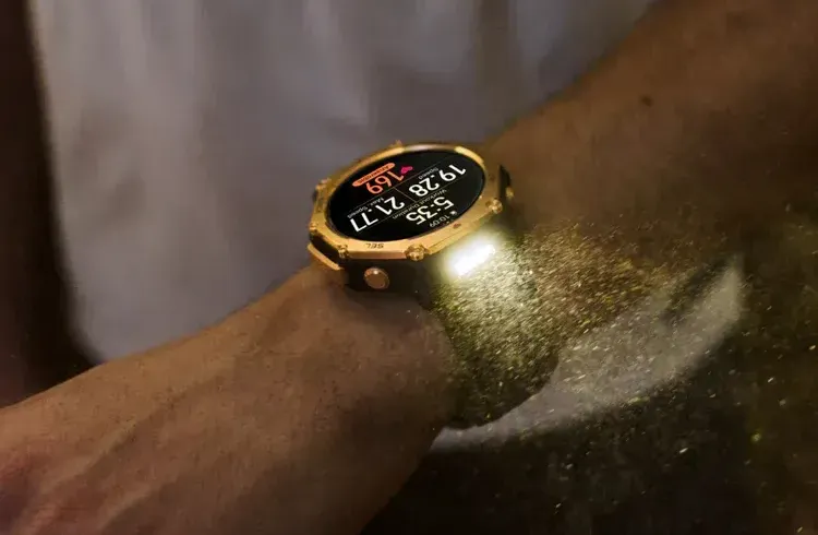 Amazfit T-Rex 3 Pro torcia integrata