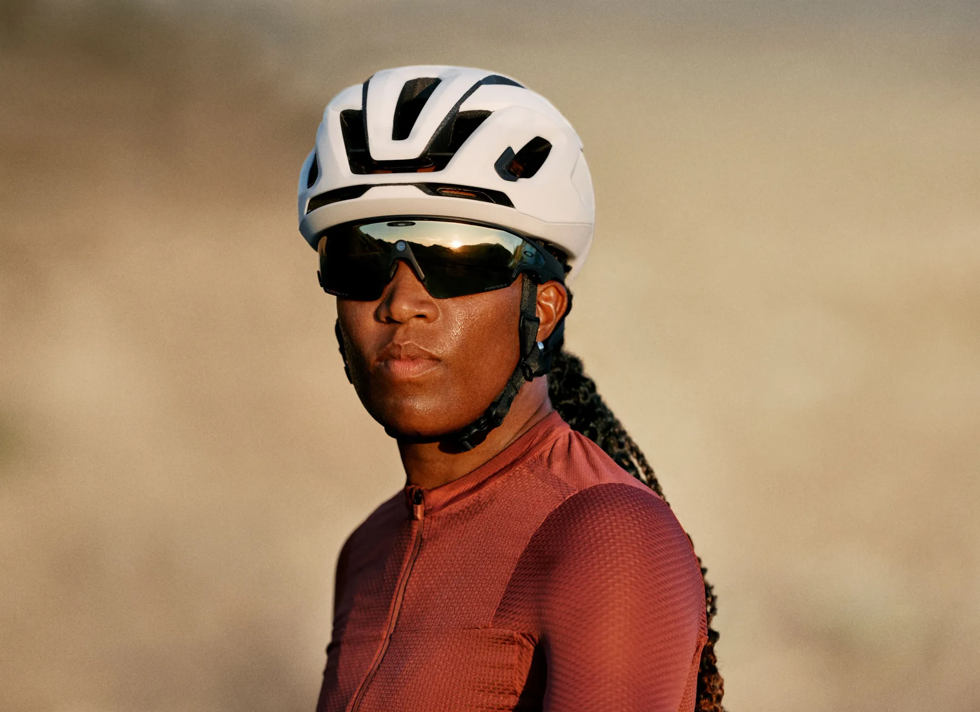 Ai glasses Oakley Meta Vanguard: la fotocamera centrale offre un campo visivo di 122 gradi e consente di registrare video in 3K con stabilizzazione