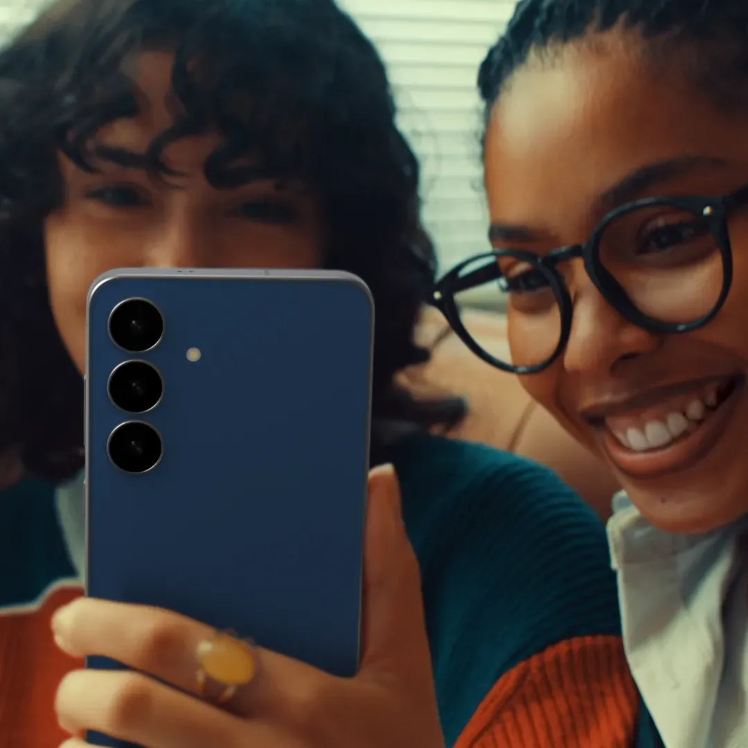 Samsung S25 FE utilizzato durante una videochiamata