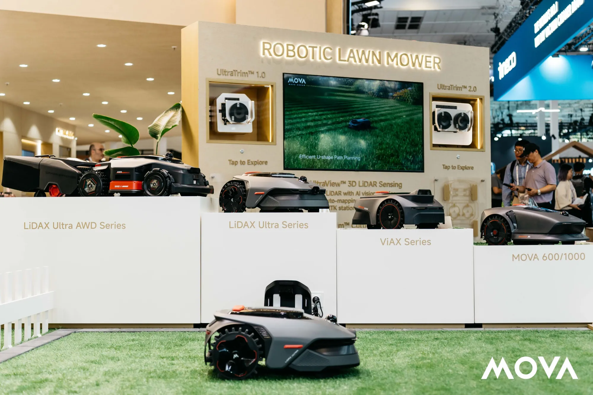 Fonte MOVA: la lineup di tagliaerba robotizzati LiDAX Ultra in mostra allo stand MOVA ad IFA 2025