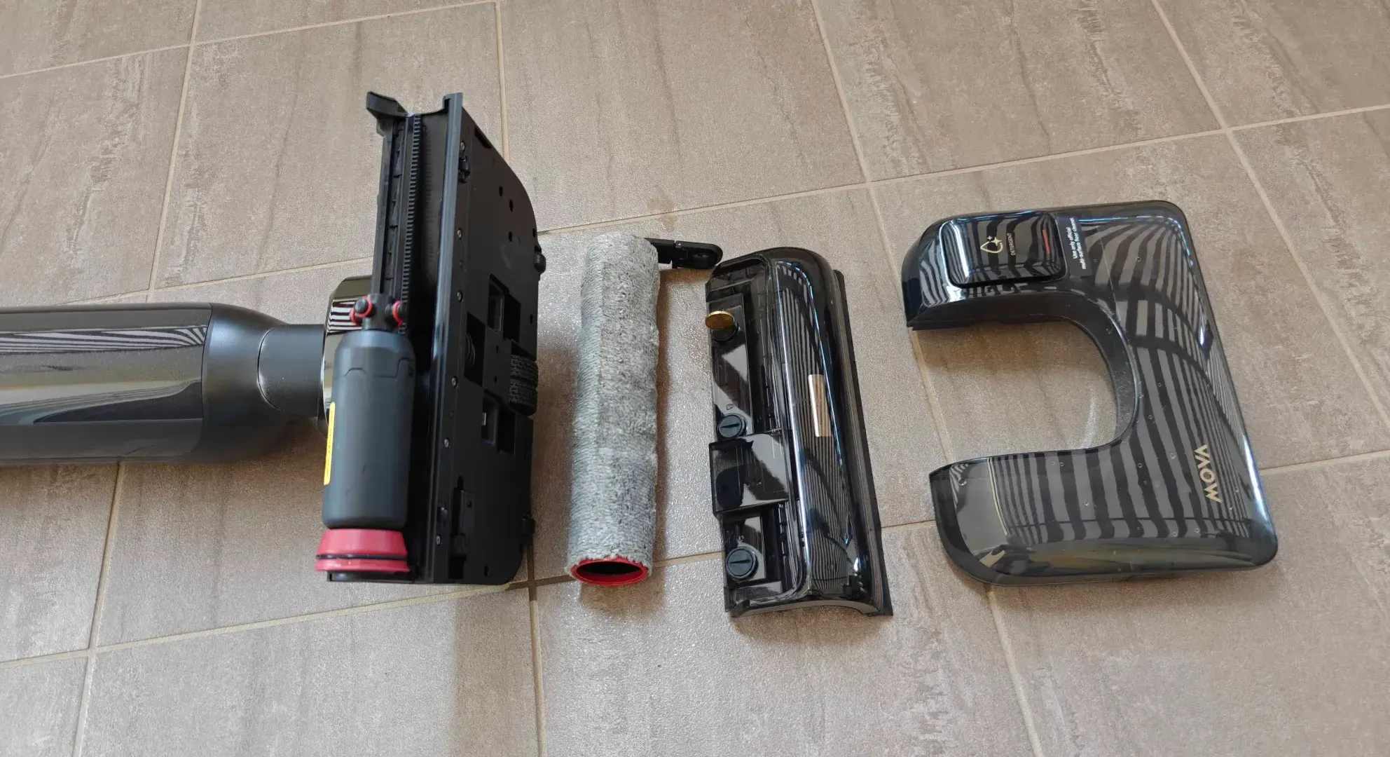 Corpo centrale dell'M50 Ultra: da sinistra ben visibile il "pettine" antigrovigli, la spazzola a rullo ed il serbatoio acqua pulita e detergente