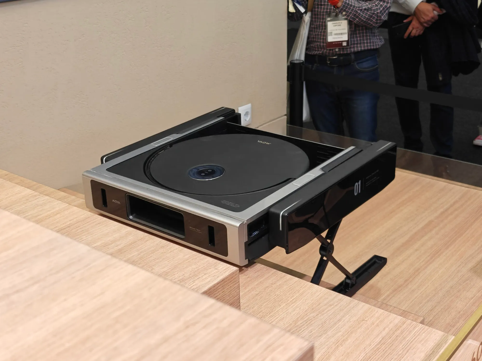 Mova Zeus 60: il robot aspirapolvere in grado di salire gradini fino a 25cm