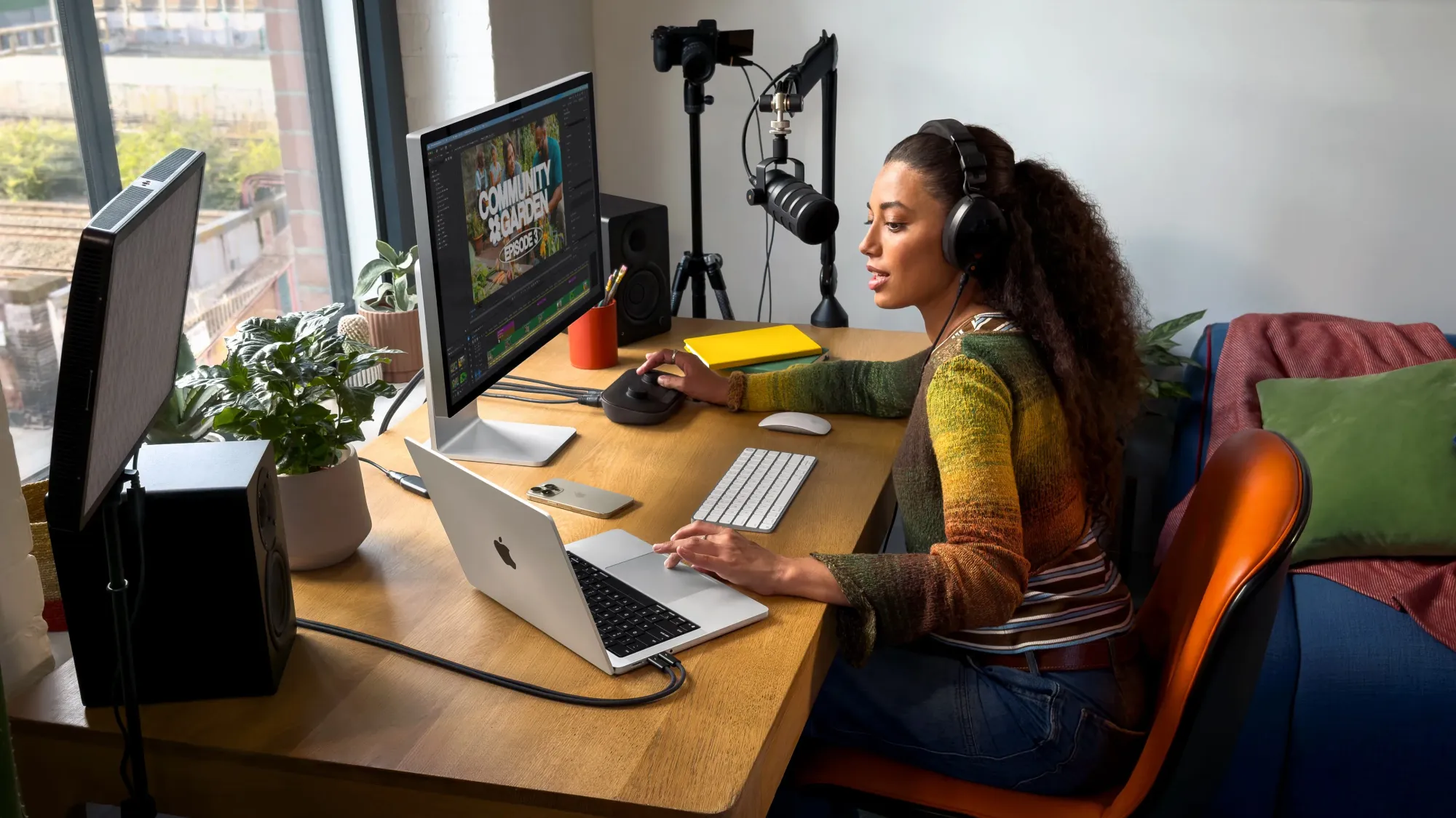 Apple MacBook Pro 14: in uno studio dove si realizzano podcast
