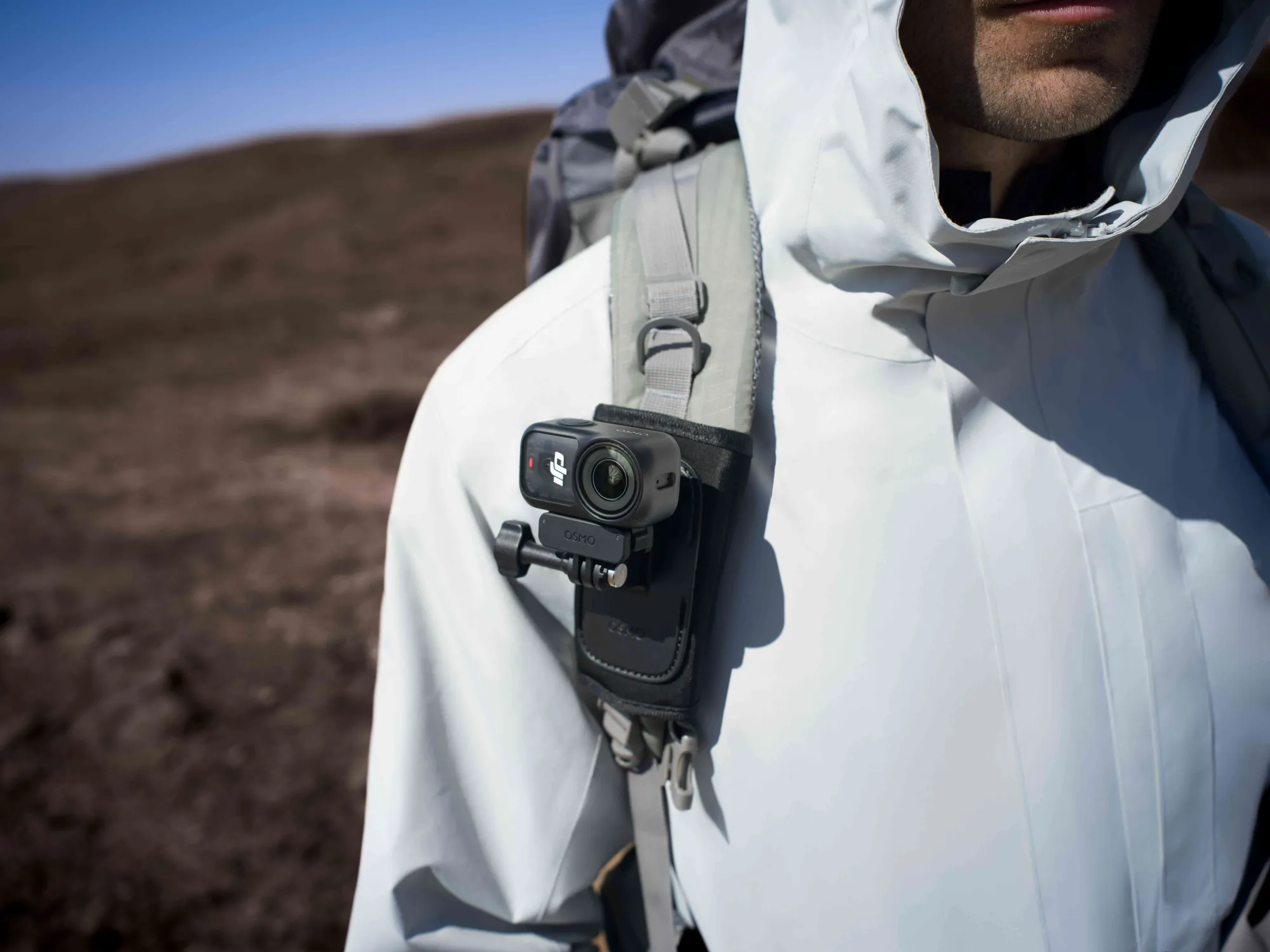 Dji Osmo Nano indossata durante una passeggiata in montagna