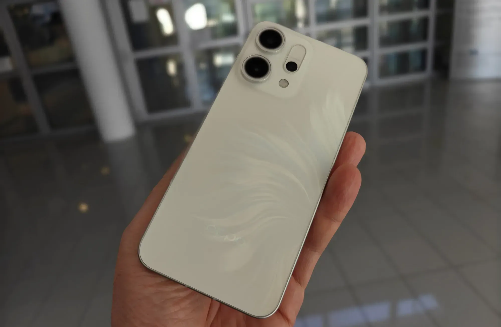 L'effetto iridescente della back cover rivela una nuova sfumatura ad ogni movimento
