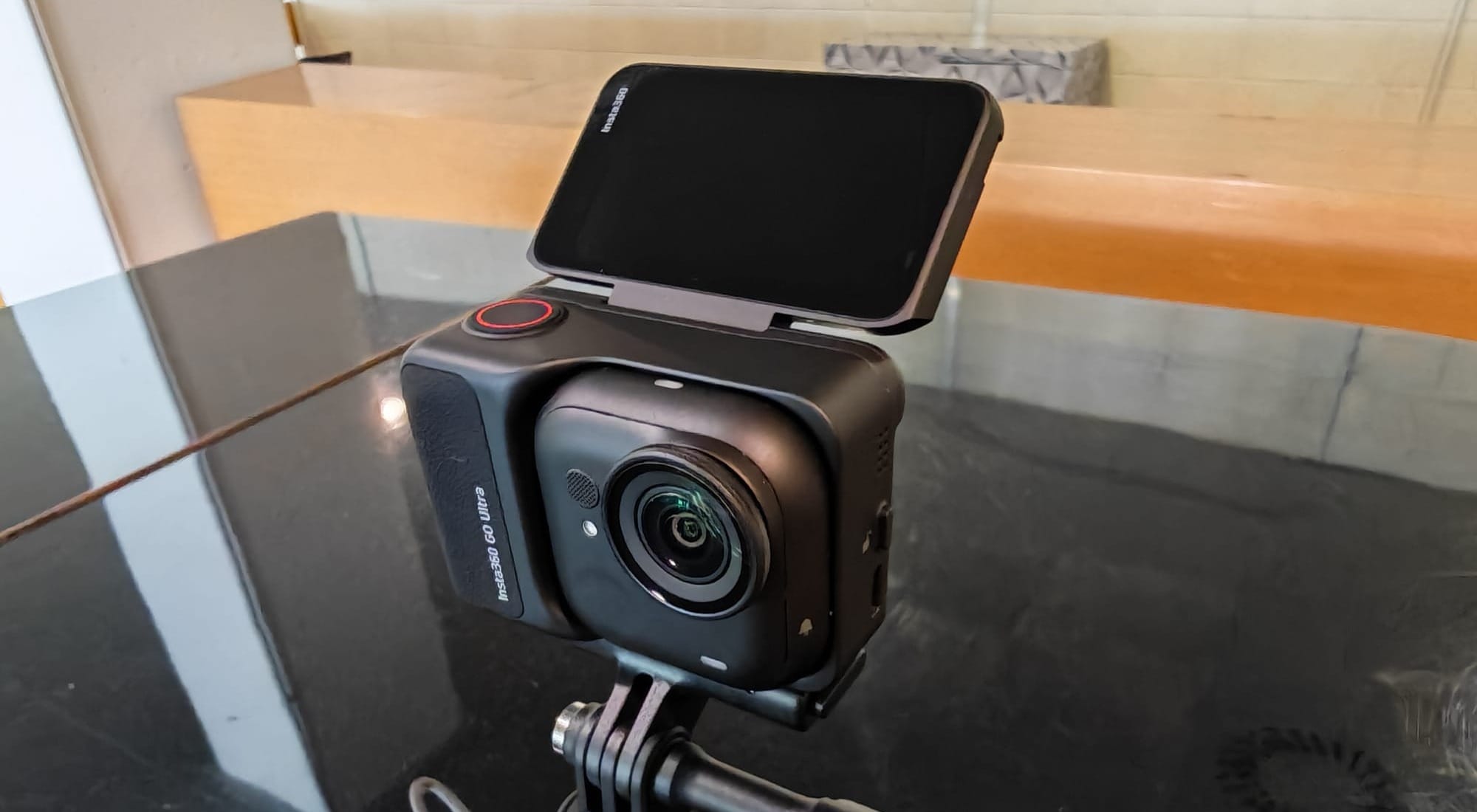 Il pulsante di scatto, evidenziato da una cerchio rosso, è situato sul bordo superiore dell'Action Pod