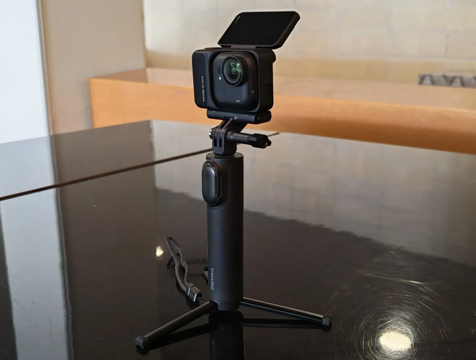 Il display a colori da 2,5" ruota di 180 gradi, ideale per i VLog (il treppiede viene venduto separatamente)