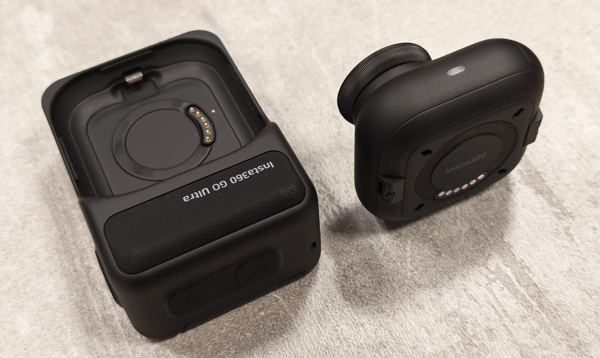 L'Action Pod a sinistra. A destra la videocamera standalone