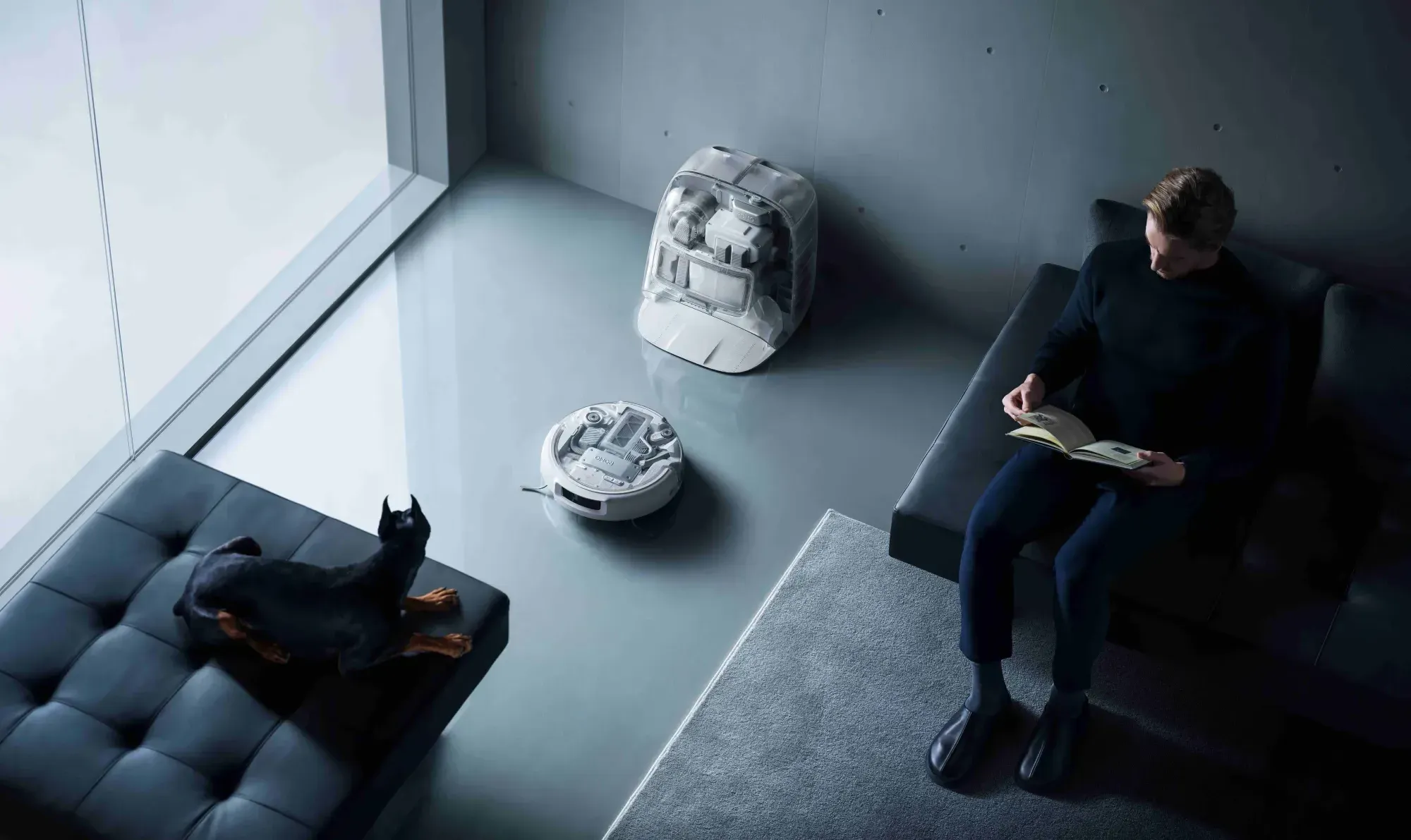 ROMO P dispone di pannelli trasparenti sia sulla stazione base sia sul robot che riflettono un’ingegneria di precisione