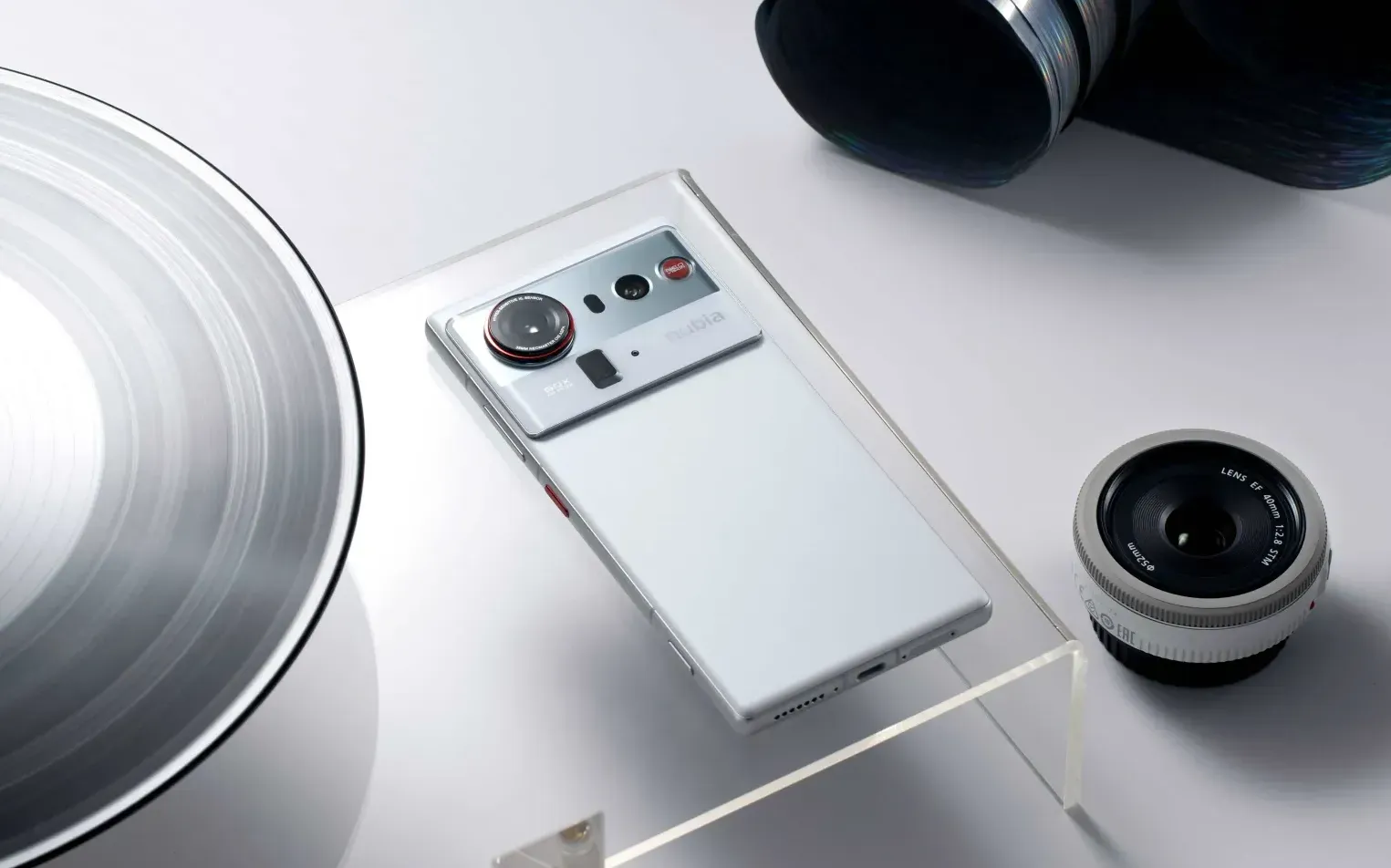 Nubia Z80 Ultra nella colorazione bianca