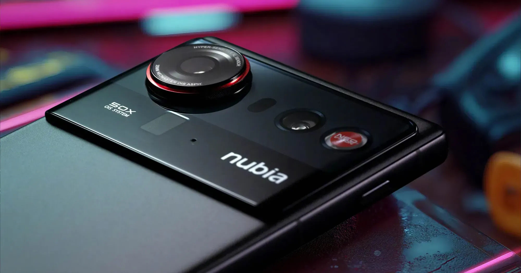 Close-up del comparto fotografico del Nubia Z80 Ultra