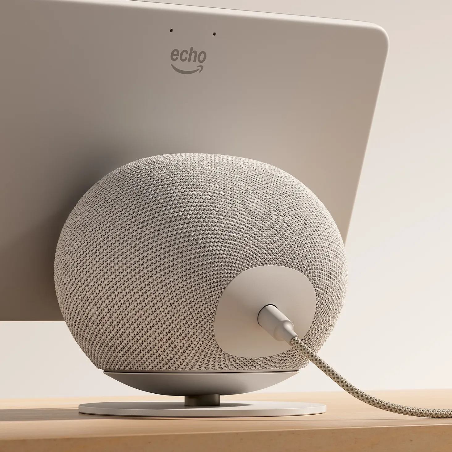 Il supporto regolabile (venduto separatamente), è stato progettato esclusivamente per i due nuovi Echo Show