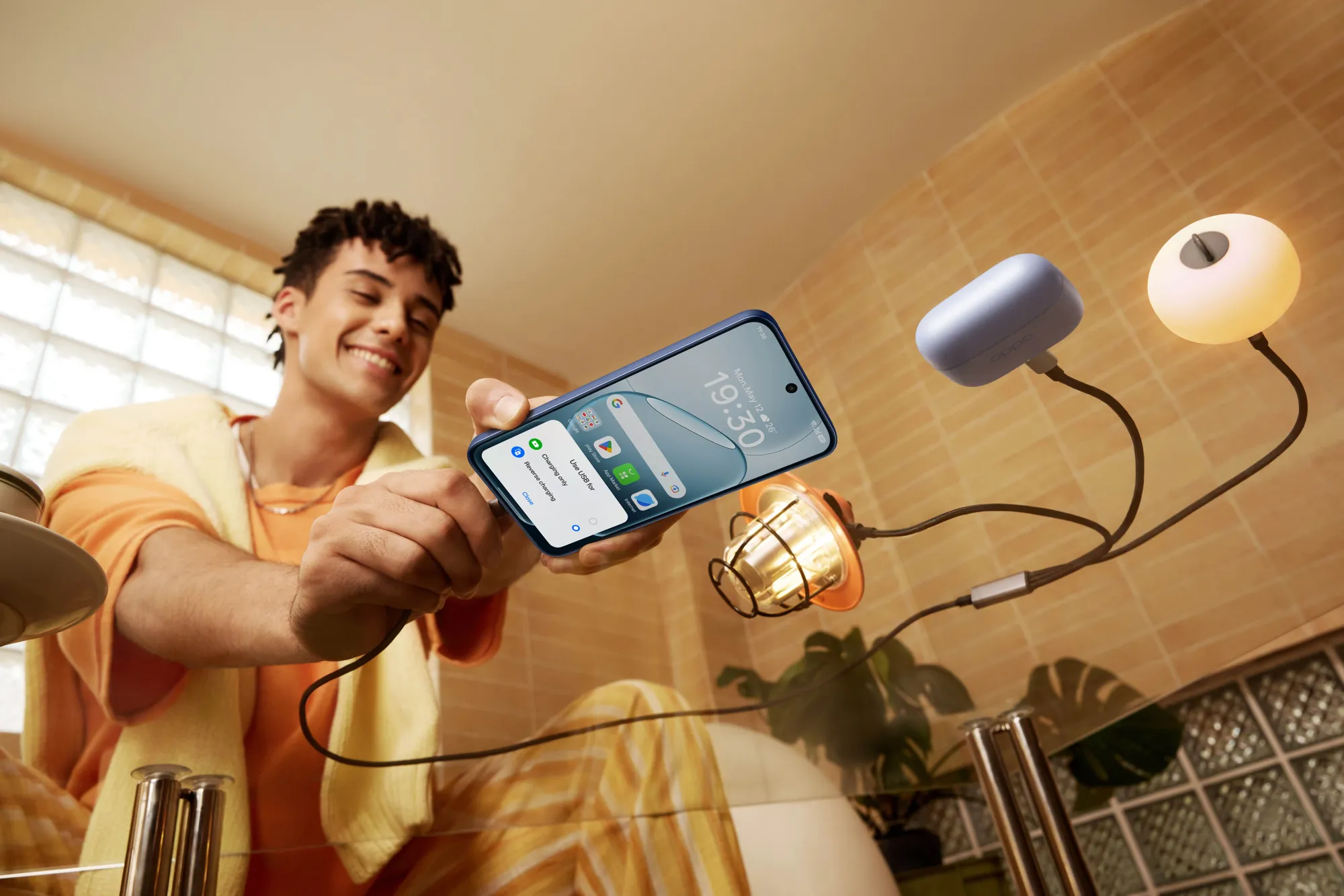 Grazie al supporto per la ricarica inversa cablata, l'A6 Pro 5G funge anche come un hub di alimentazione portatile