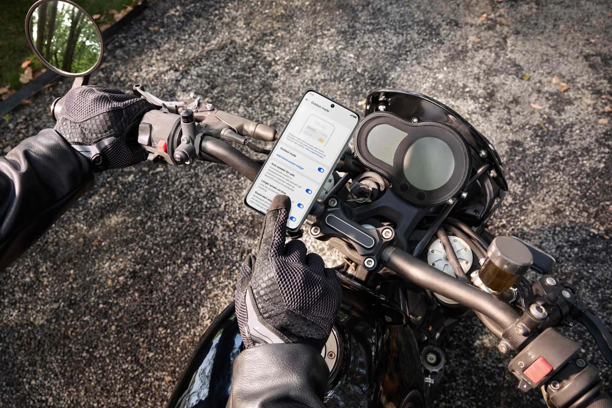 Il design si declina in due varianti di colore – Lunar Titanium e Stellar Black – e la robustezza della scocca, frutto di una meticolosa lavorazione artigianale