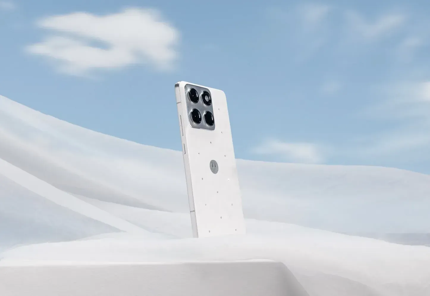 La presenza dei cristalli Swarovski e del Pantone Color of the Year 2026, creano un oggetto che comunica tranquillità e sicurezza