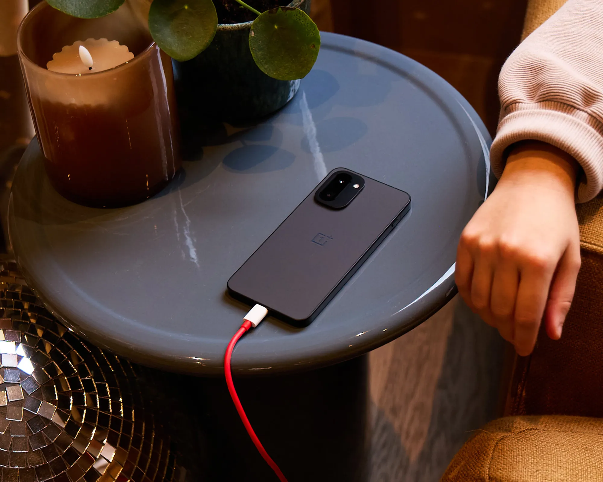 La batteria del OnePlus 15R è progettata per mantenere almeno l’80% della capacità dopo quattro anni