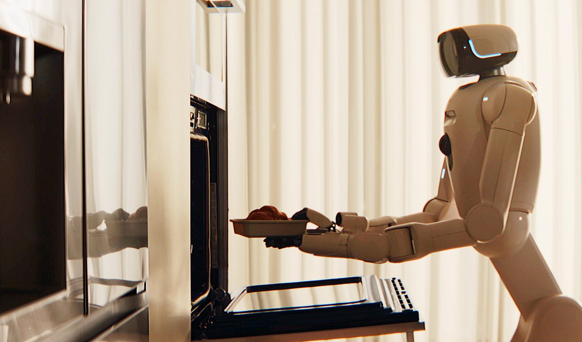 Le braccia di CLOiD possono eseguire numerosi movimenti e le mani sono provviste di 5 dita che lo rendono in grado di gestire una vasta gamma di oggetti 