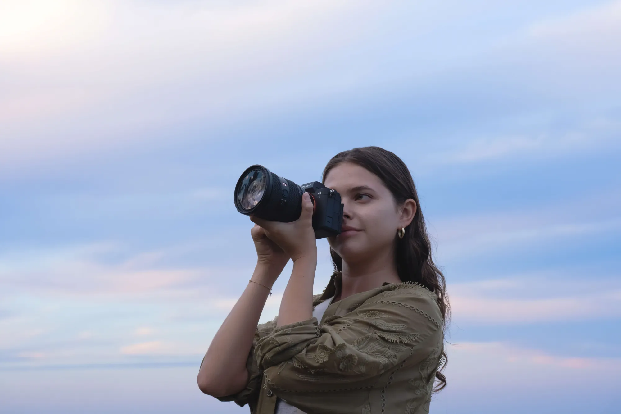 Identificando automaticamente la fonte di luce nell'ambiente di ripresa con elevata precisione e regolando le tonalità di colore appropriate, la fotocamera consente una riproduzione dei colori naturale e stabile