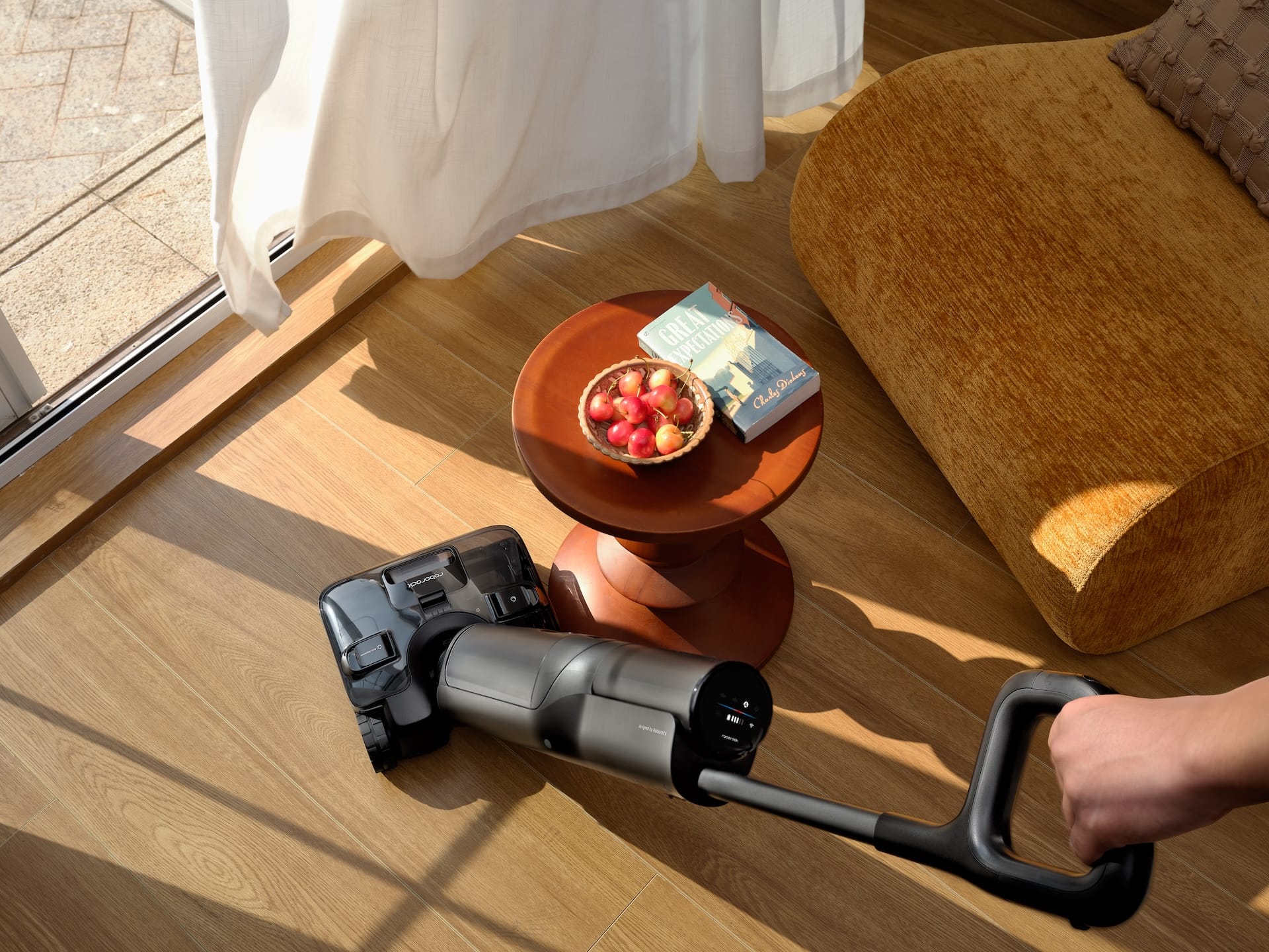 Roborock F25 ACE Pro garantisce una copertura da bordo a bordo e le ruote motorizzate SlideTech 2.0 a doppio motore forniscono un movimento intelligente di spinta e trazione