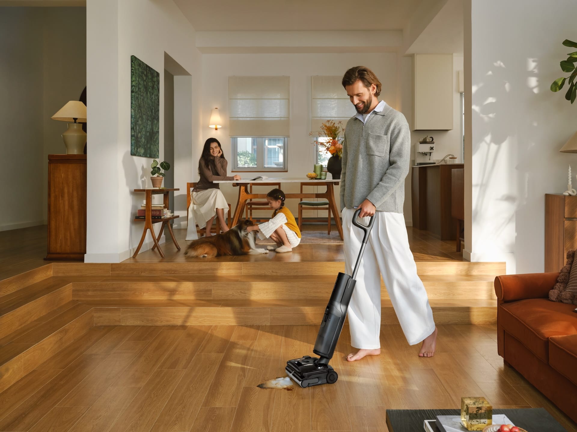 Roborock F25 ACE Pro è equipaggiato anche con una lama di pulizia JawScrapers che cattura i capelli mantenendo i rulli liberi da grovigli e residui d'acqua