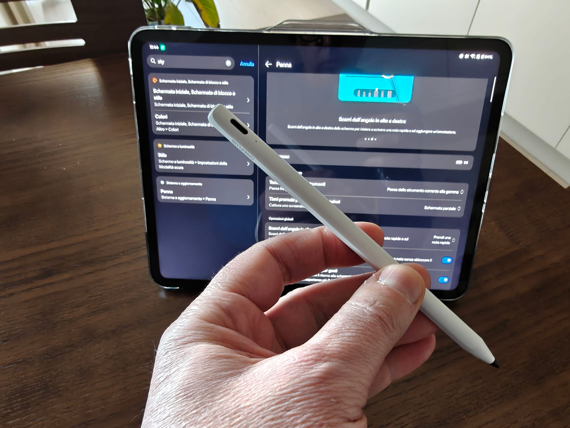 Il OnePlus Pad Go 2 nella sua cover: oltre ad offrire protezione, essa offre anche un pratico appoggio