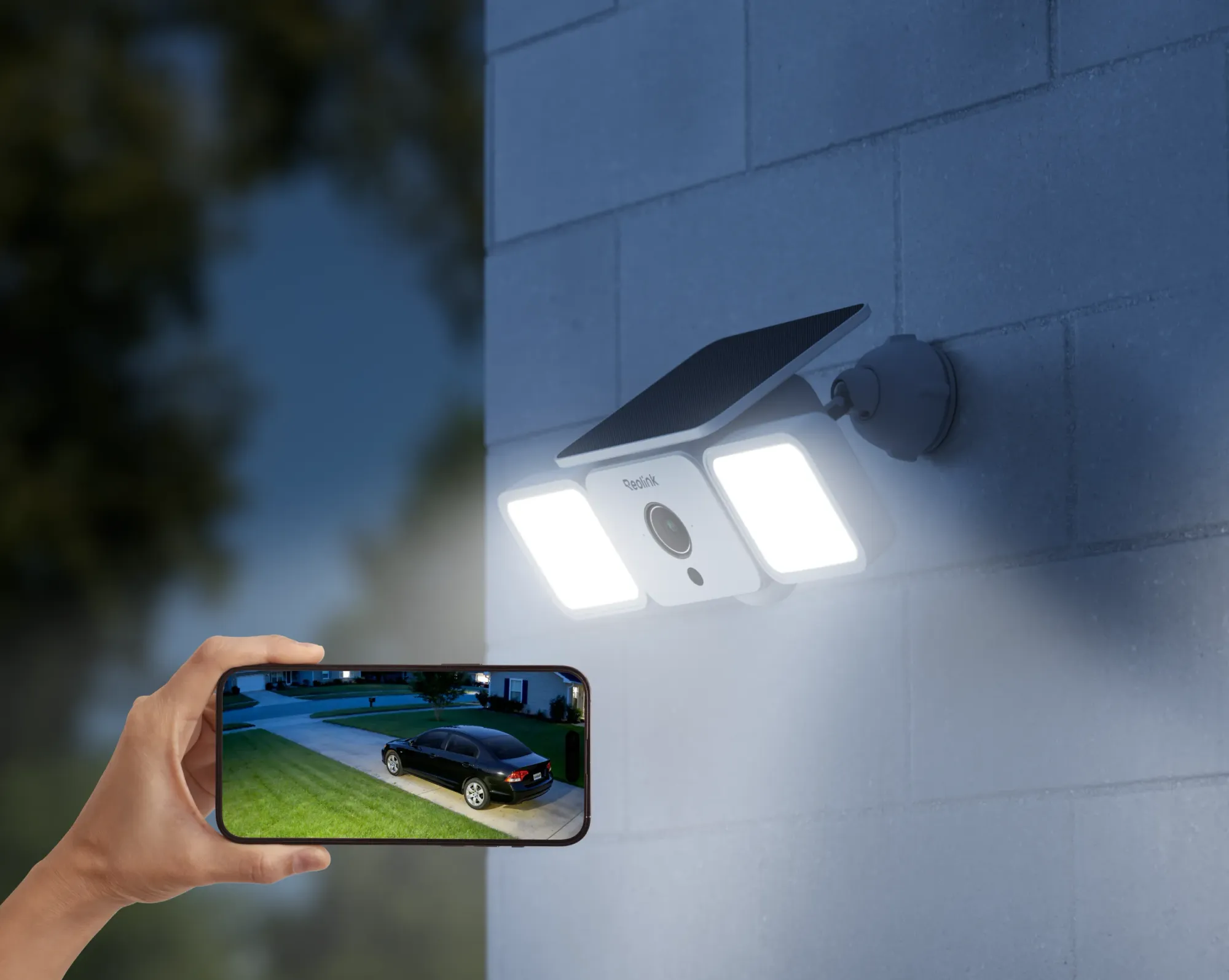Reolink Solar Floodlight Cam, totalmente priva di cavi, funziona con un’ora di luce solare al giorno e può operare fino a tre mesi con una singola carica
