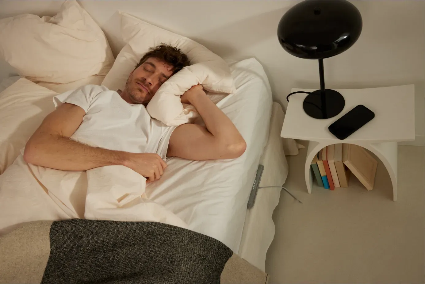 Sleep Analyzer rileva automaticamente durata, cicli, interruzioni ed eventuali disturbi respiratori direttamente da sotto il materasso