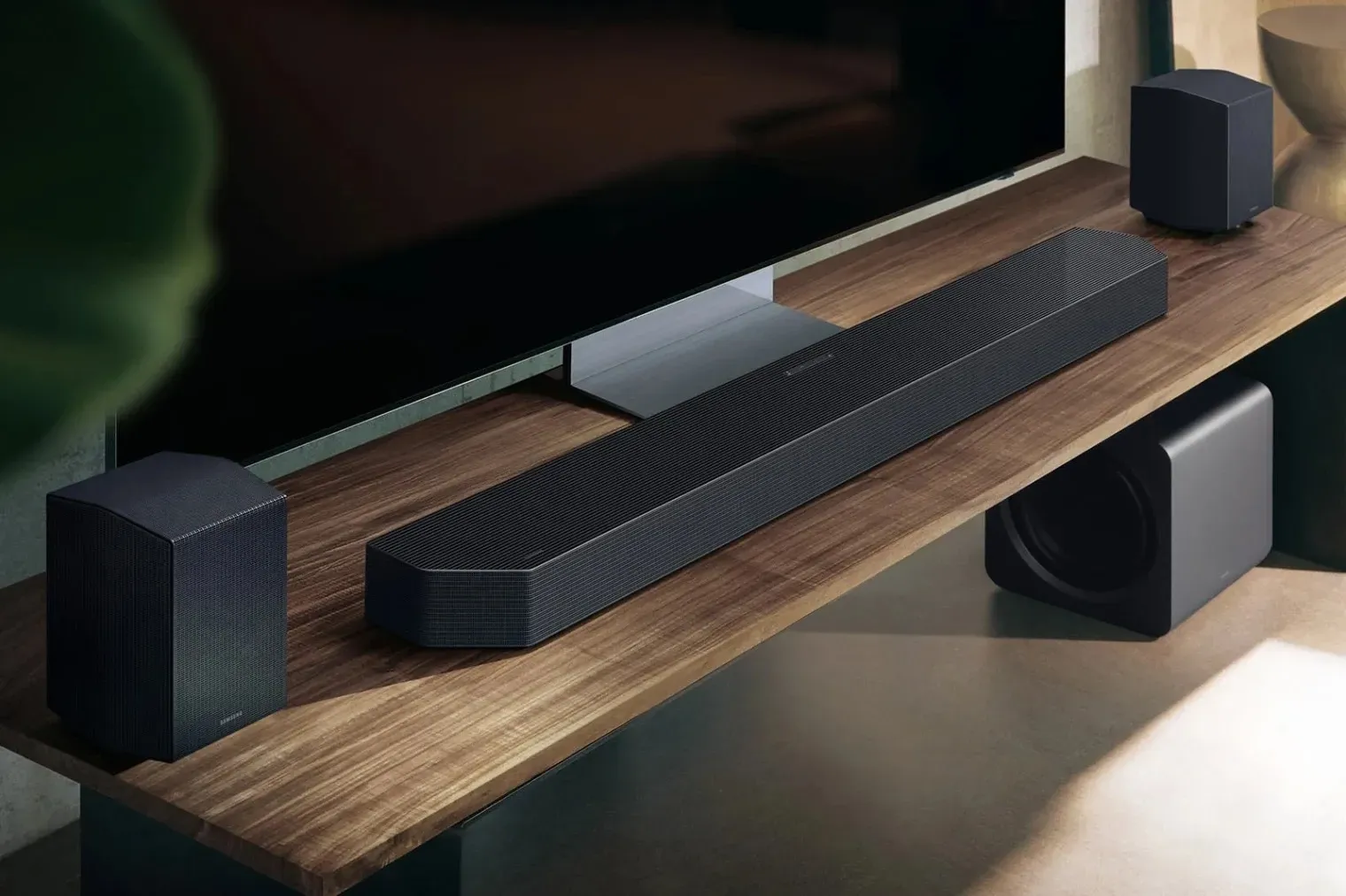 Il nuovo modello di punta (HW-Q990H) offre l’esperienza soundbar più immersiva mai proposta da Samsung