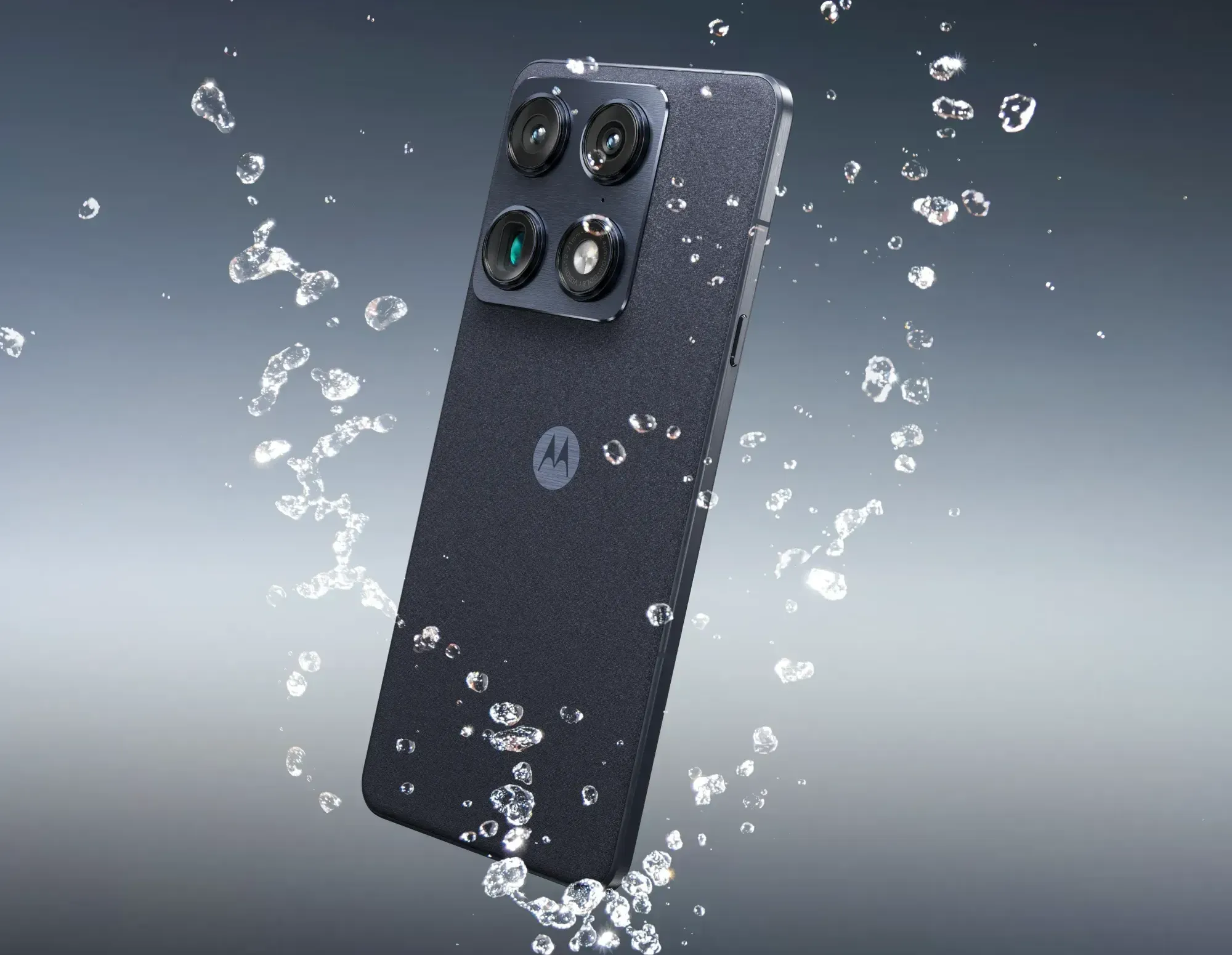 Rafforzato da Corning Gorill Glass Victus 2, il Motorola Signature offre una classificazione IP68 e IP69 per la protezione contro polvere, sporco e acqua ad alta pressione