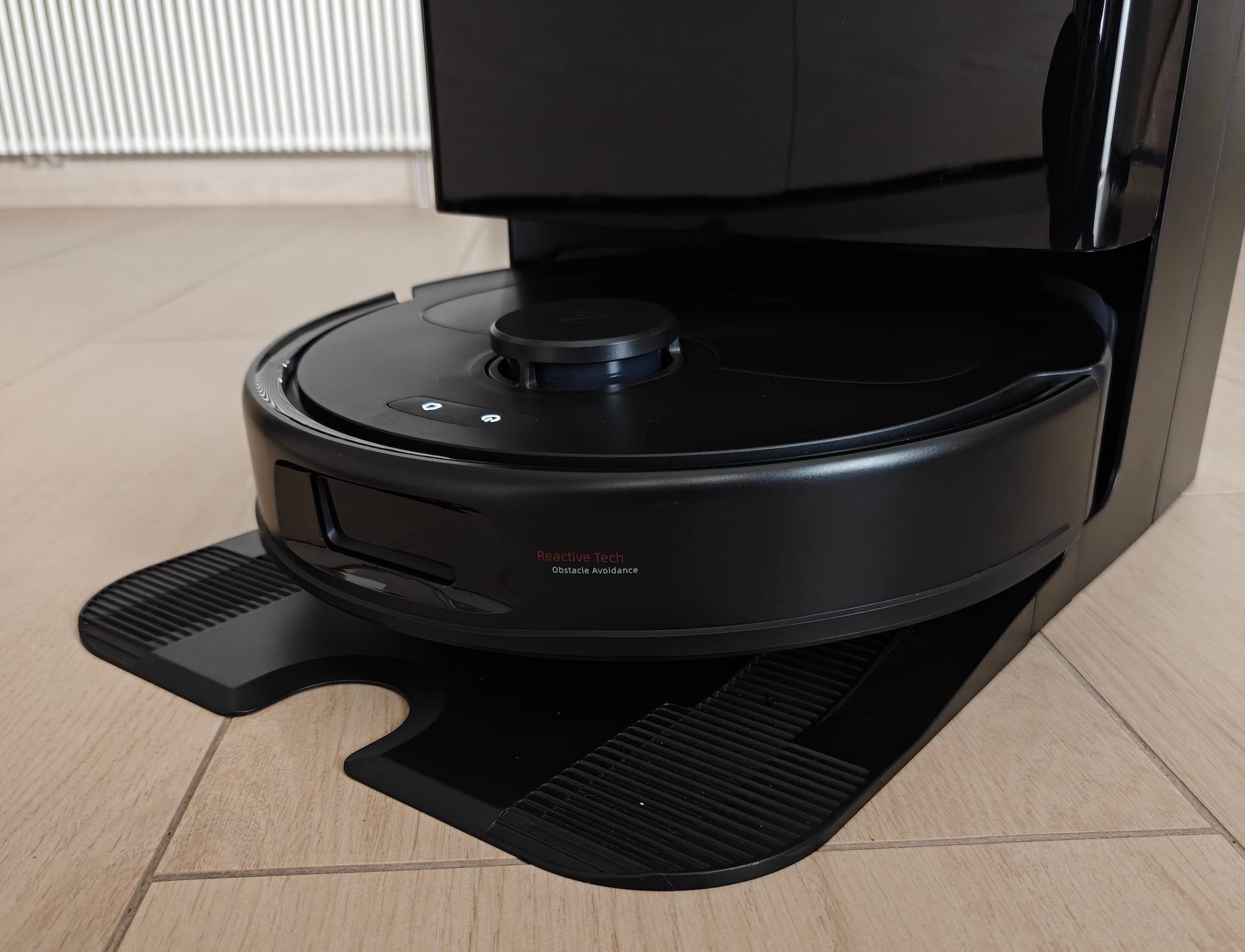 Il robot aspirapolvere nella Docking Station. La torretta sulla parte superiore alloggia il sensore Lidar per la navigazione