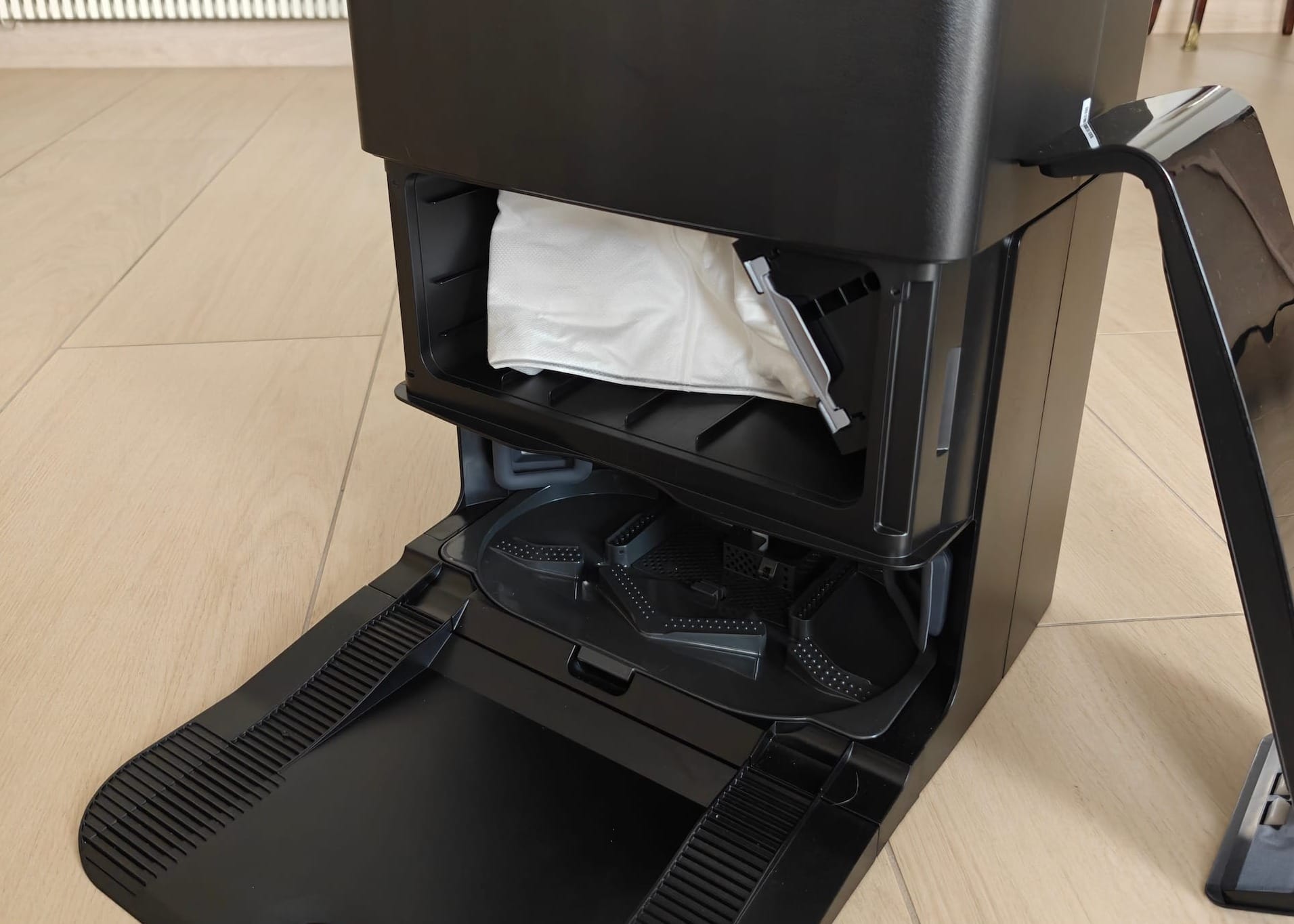 Nella parte frontale della Docking Station troviamo il sacchetto contenitore della polvere. Con un utilizzo regolare Roborock stima circa 7 settimane di utilizzo prima della sua sostituzione