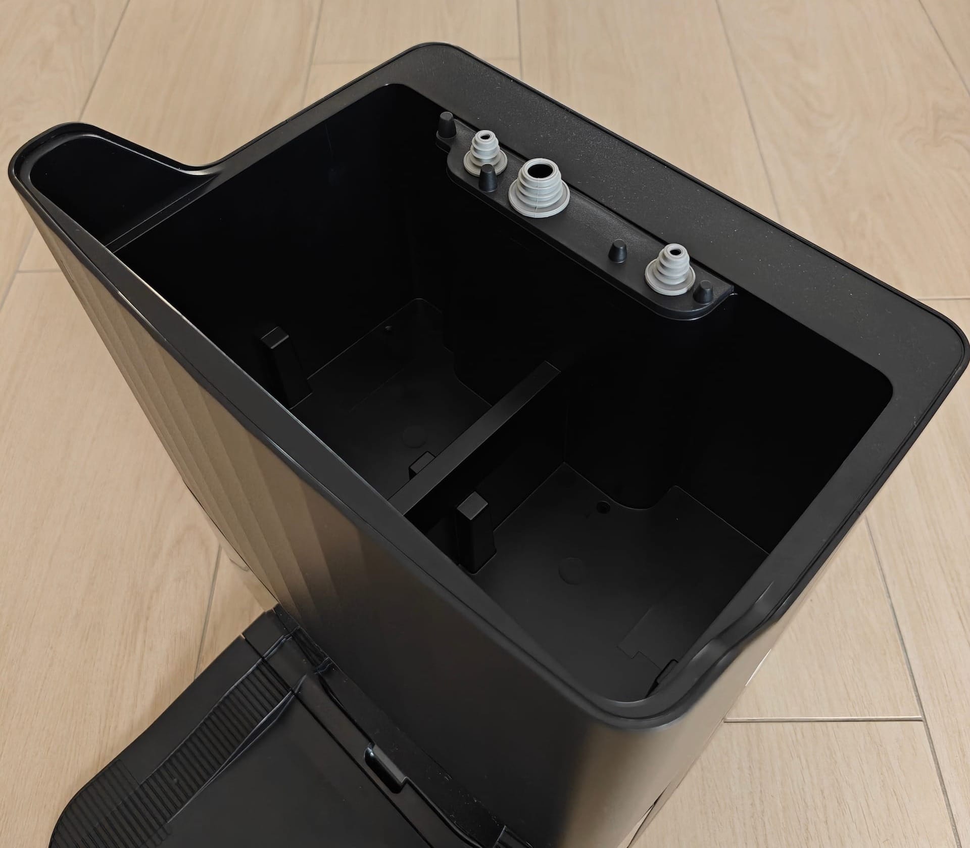 Nella foto l'alloggiamento dei due contenitori d'acqua: a destra quello contenente acqua pulita e a sinistra il contenitore che raccoglie l'acqua sporca del robot