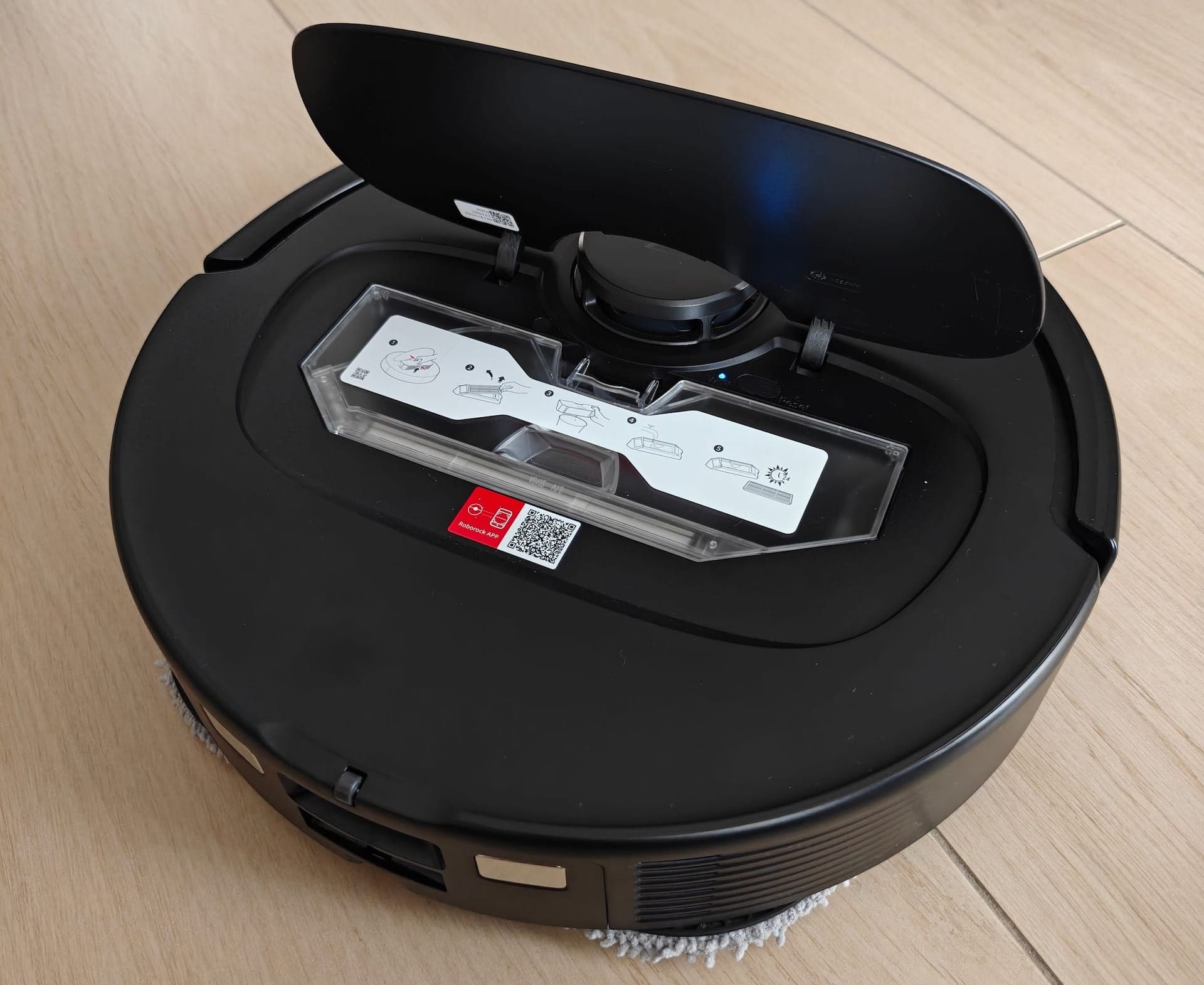 Per velocizzare il processo di configurazione, sarà sufficiente scansionare il codice QR situato sotto il cofano del Qrevo S ed in pochi secondi il robot è pronto per l'uso