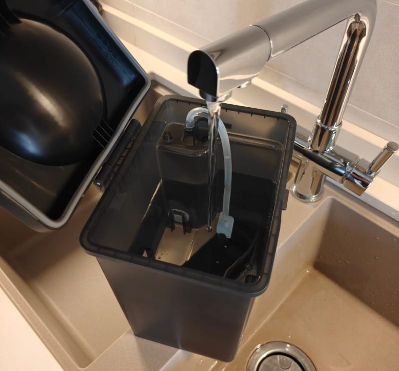 Prima di partire con le pulizie, è necessario riempire il contenitore dell'acqua pulita