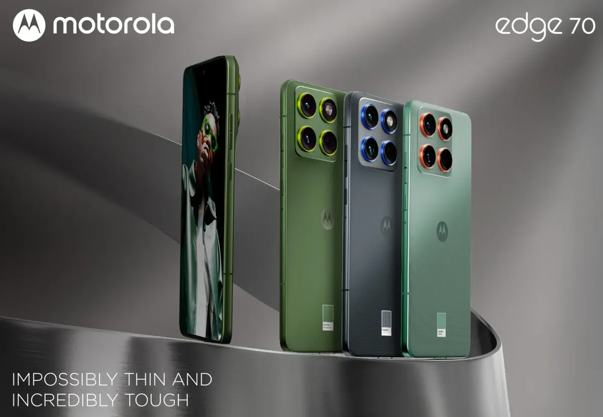 Motorola Edge 70: le tonalità con dettagli colorati attorno agli obiettivi della fotocamera sono curate da Pantone