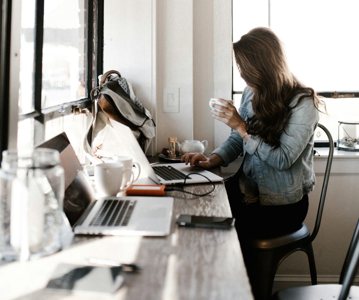 Nomadismo digitale tra workcation e geo‑arbitrage: in Italia quasi 3 su 4 unisce vacanza e lavoro