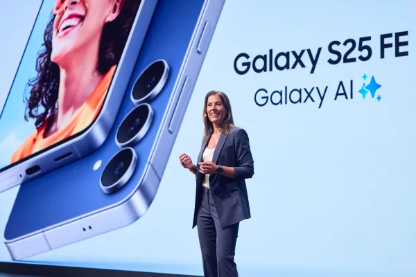 Annika Bizon di Samsung presenta l'S25 FE durante la Samsung Press Conference di IFA 2025