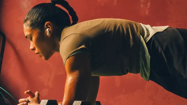 Apple AirPods Pro 3 indossate durante un allenamento: il design migliorato consente la perfetta aderenza anche durante le sessioni di allenamento intense 