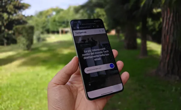 Display del OnePlus Nord CE5 5G all'aperto