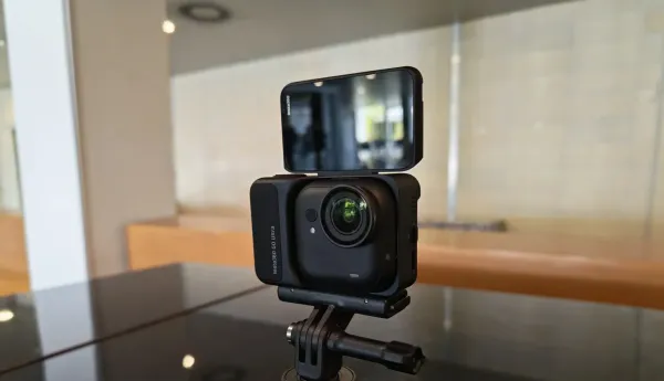 Insta 360 Go Ultra montata su Action Pod e treppiede