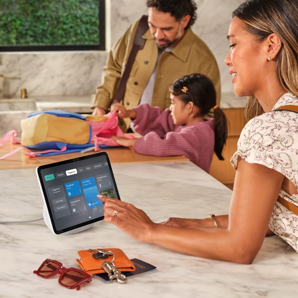 I nuovi Echo Show sono dotati di una piattaforma sensoriale che sfrutta una combinazione di sensori e segnali per abilitare esperienze Alexa sempre più personalizzate, proattive e utili