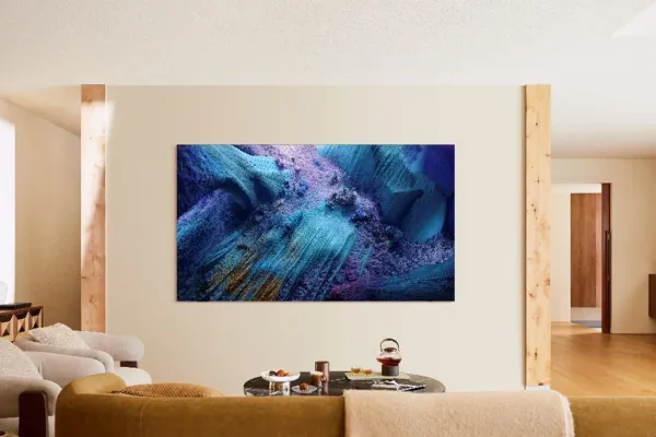 I consumatori oggi scelgono spesso il cosiddetto “smart sizing”, un equilibrio tra proporzioni, luminosità uniforme ed estetica minimalista