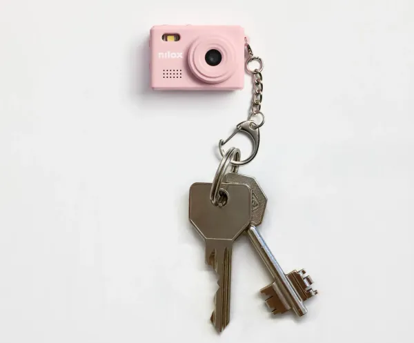 Più piccola di una chiave e super leggera, Carrycam misura circa 3 x 4 cm e pesa solo 18 grammi,