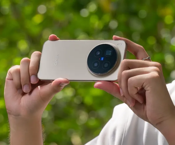 vivo X300 series introduce, prima volta nel mondo mobile, la fotocamera Teleobiettivo APO ZEISS da 200 MP