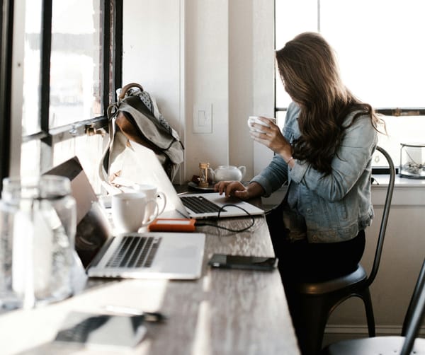 Nomadismo digitale tra workcation e geo‑arbitrage: in Italia quasi 3 su 4 unisce vacanza e lavoro