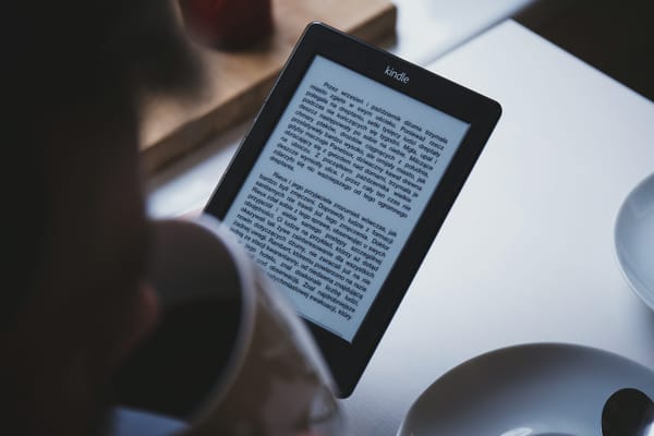 La lettura digitale su Kindle racconta come gli italiani hanno letto libri e storie nel 2025, tra momenti di relax e maratone notturne