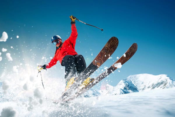 La stagione degli sport invernali 2025/26 è segnata da un ritorno alla neve e da acquisti sempre più last minute